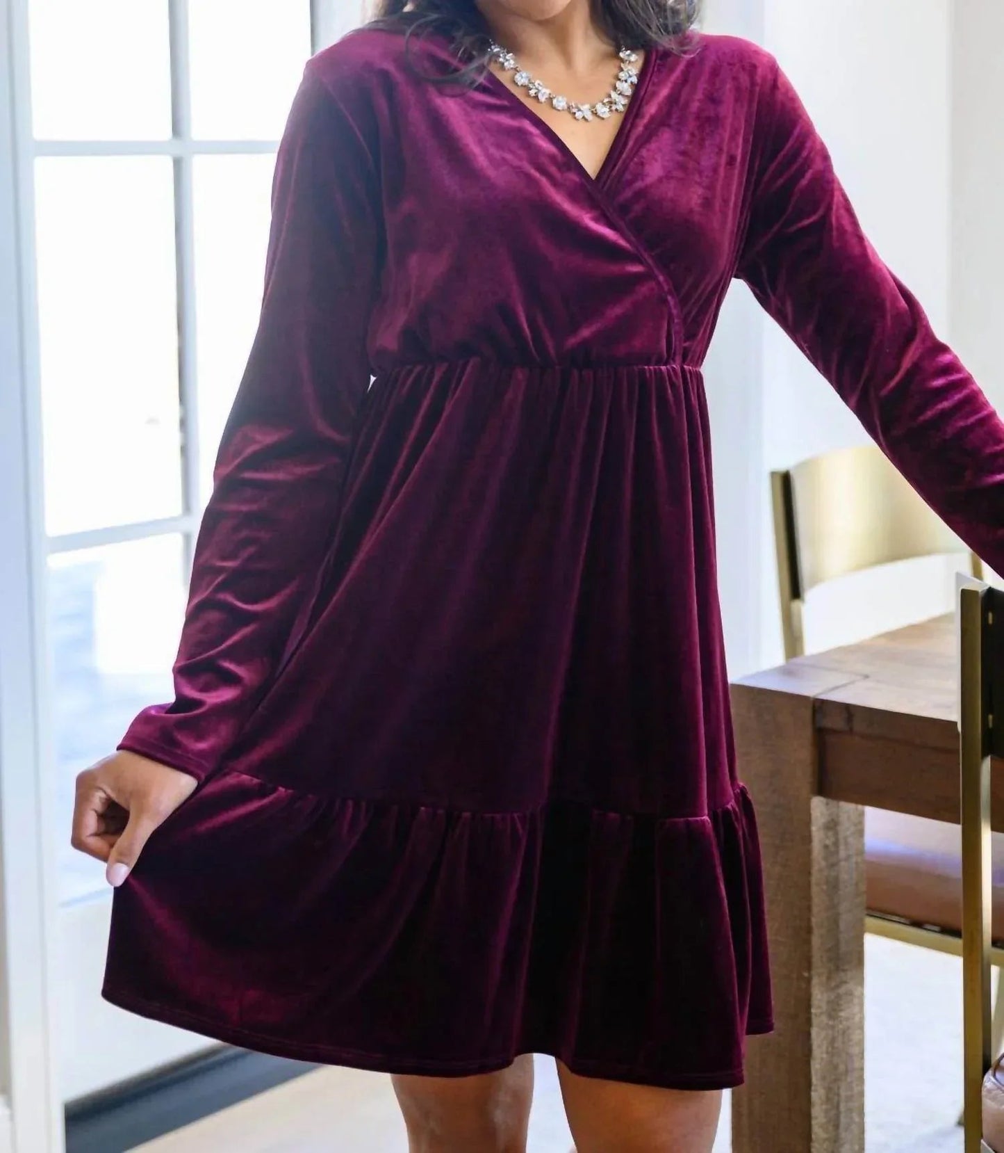 Jentsyn Samtkleid mit V-Ausschnitt