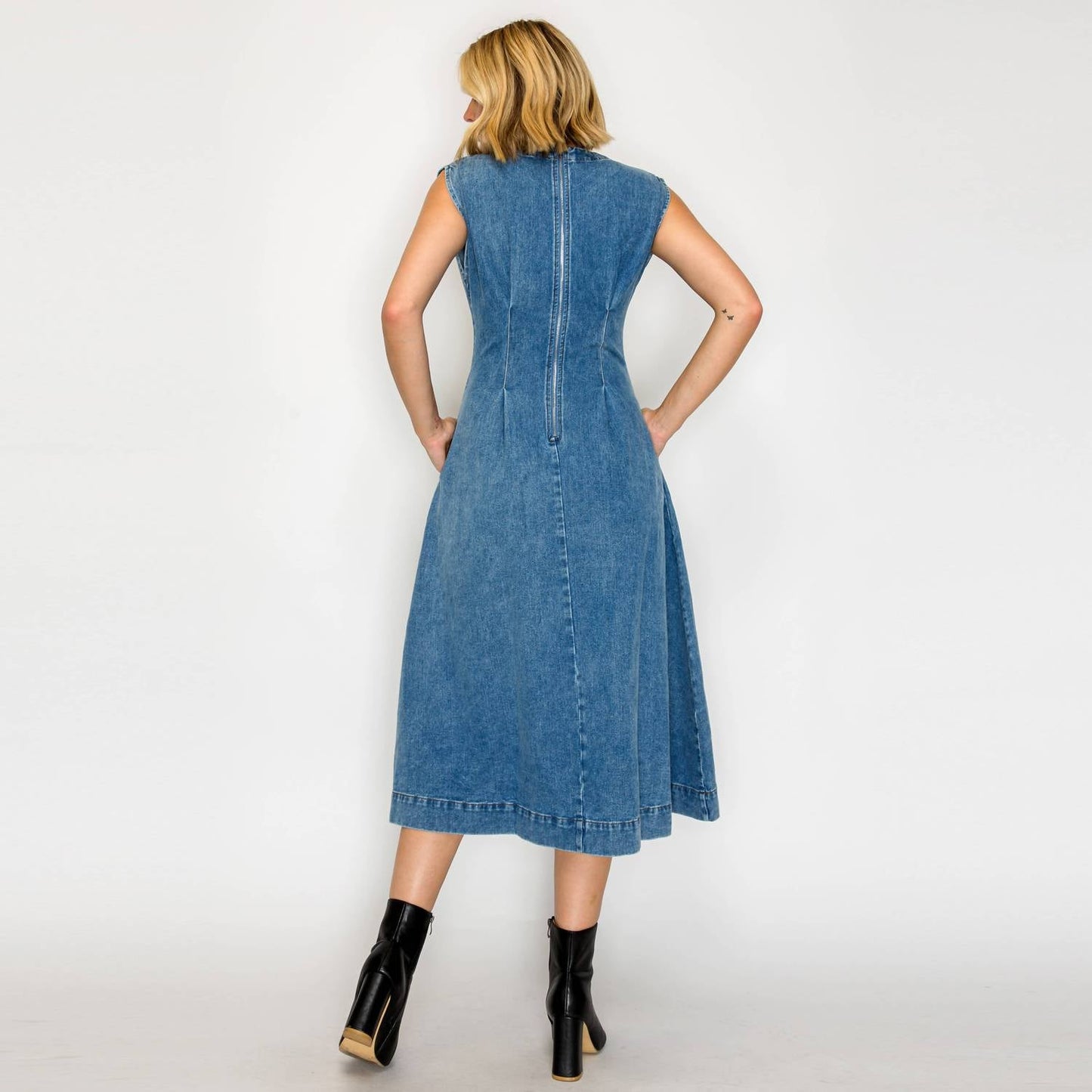 Zeitloses Hemdblusenkleid in Midilänge