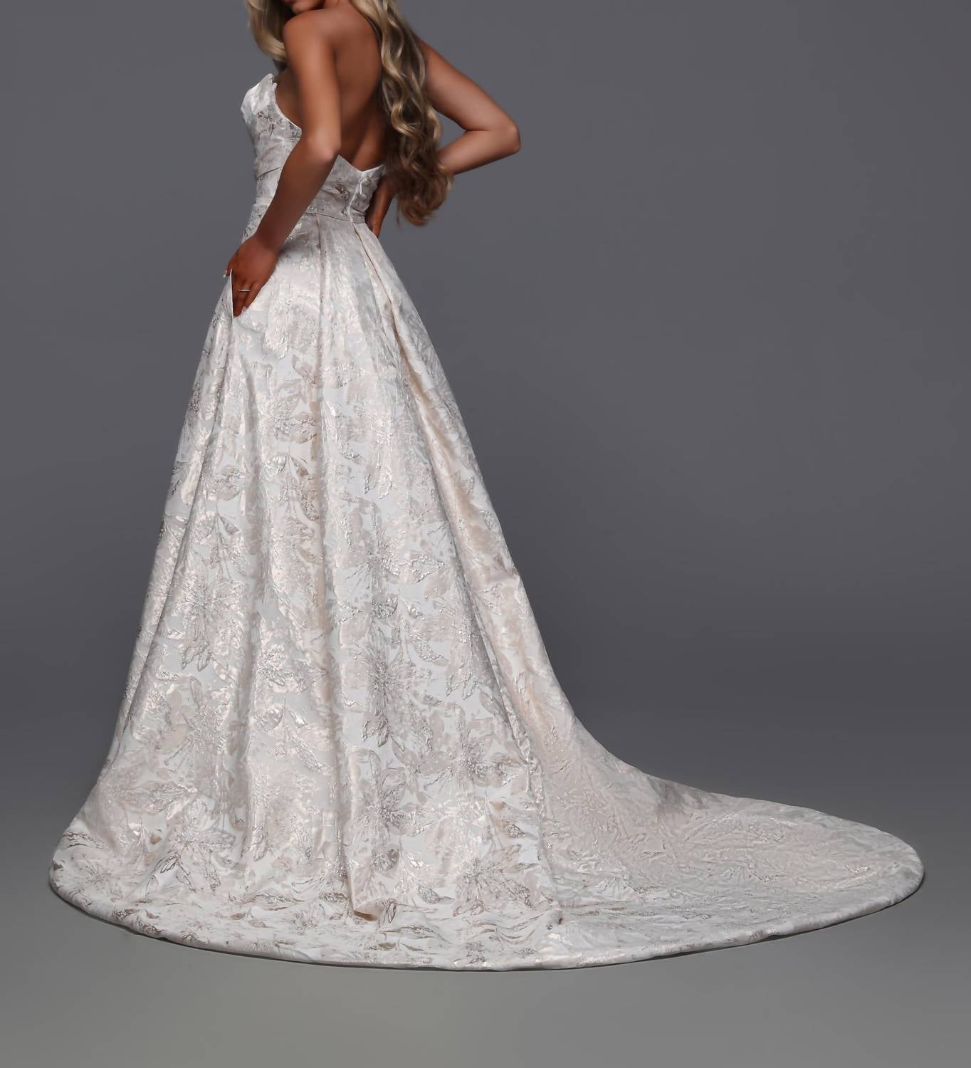 Brautkleid im Jaquard-Stil
