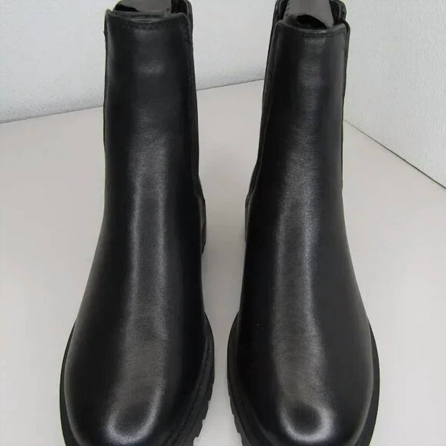 Damenmode Chelsea Boots aus Leder mit Profilsohle