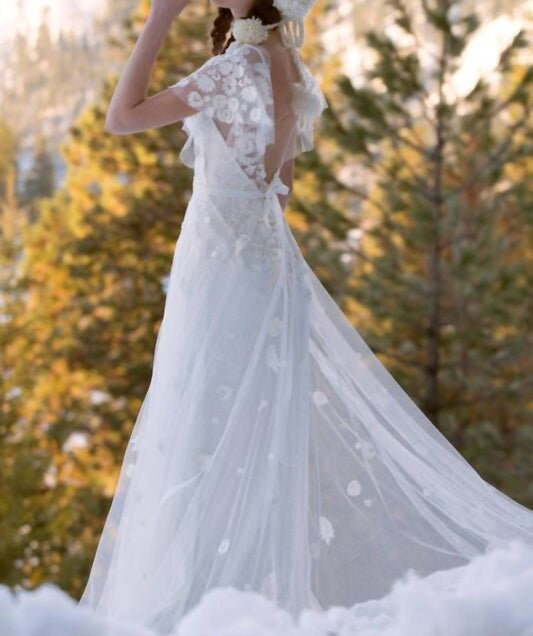 Hochzeitskleid mit offenem Rücken und Herzblattmuster