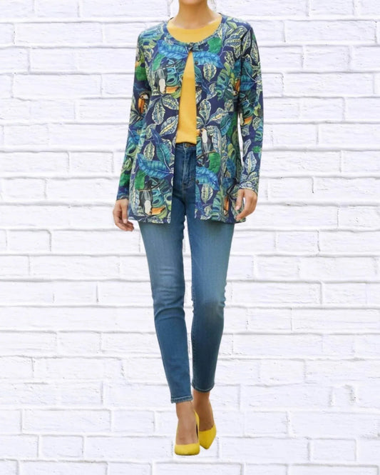 Strickjacke mit tropischem Muster und Knopfleiste