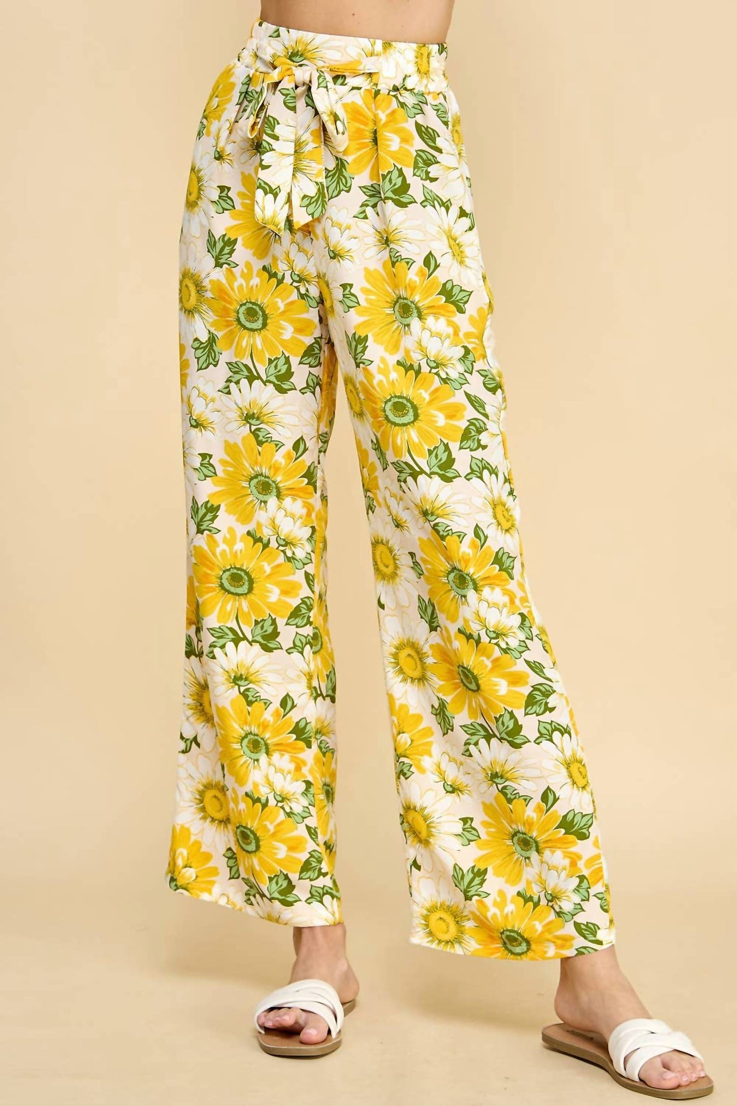 Hose mit Blumenmuster und Papiertütenbund