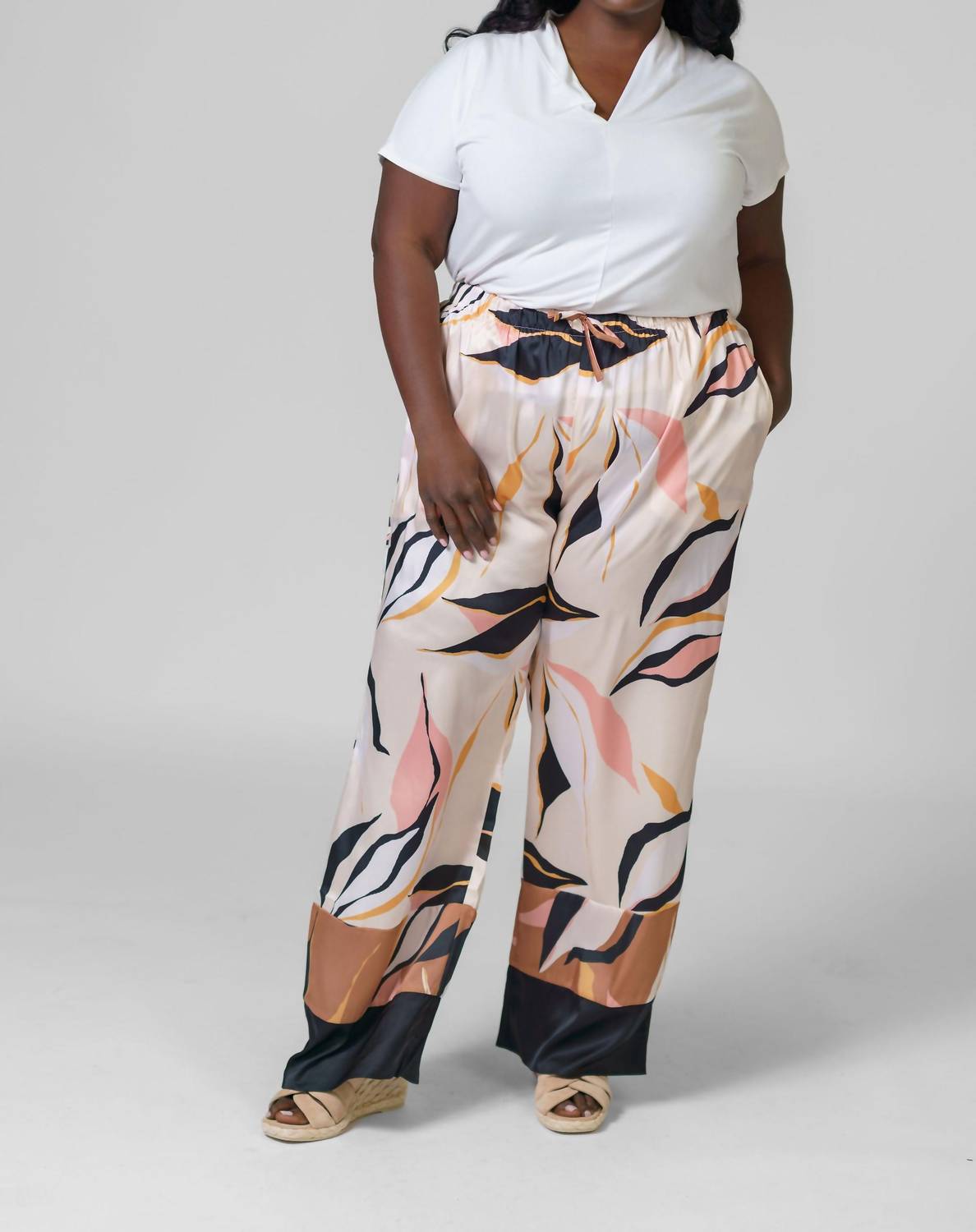 WEITE BEDRUCKTE HOSE