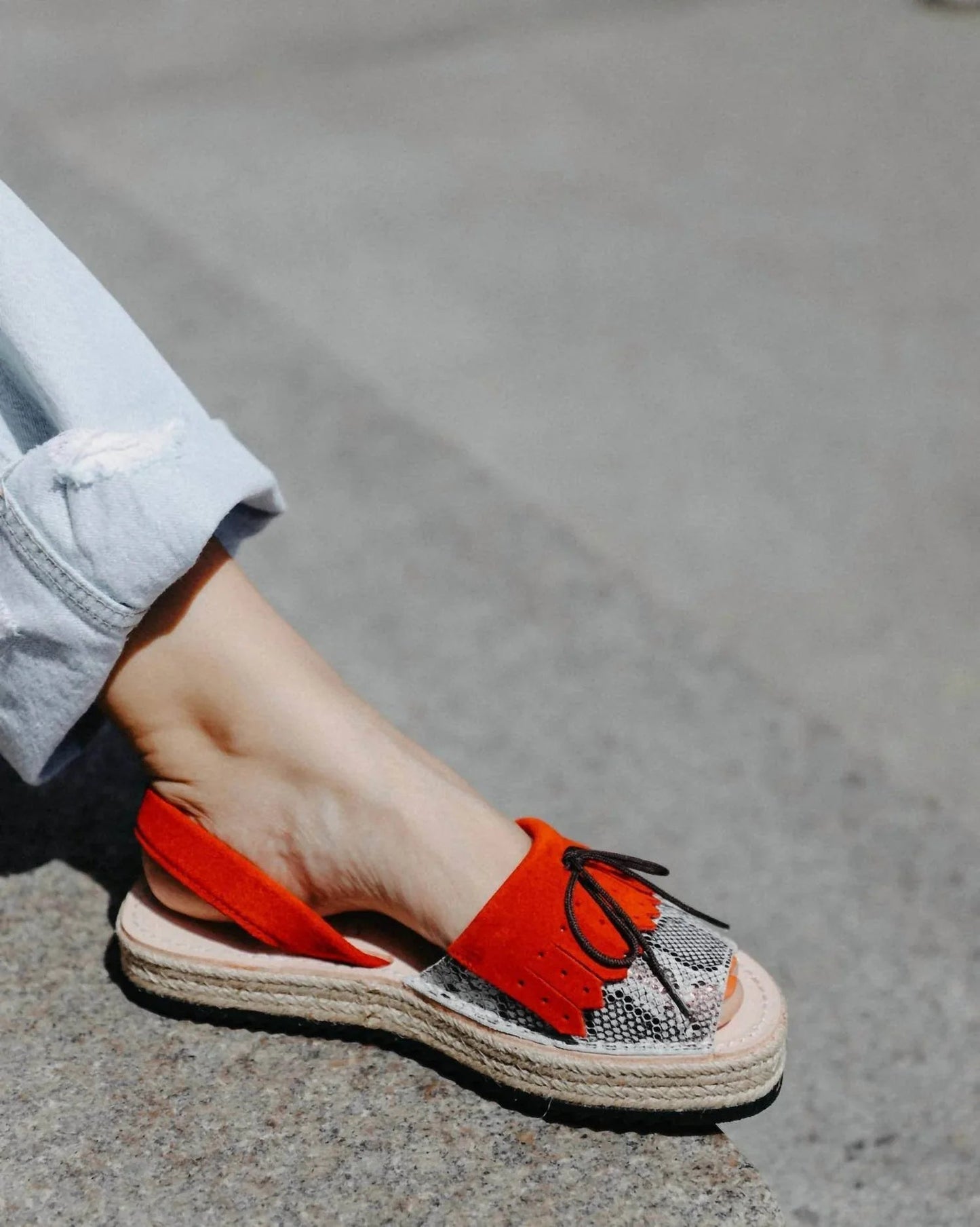 Damen Fransen Keilsandalette Schmal