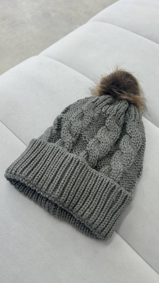 Women's Oversize Knit Beanie With Fur Pom Pom