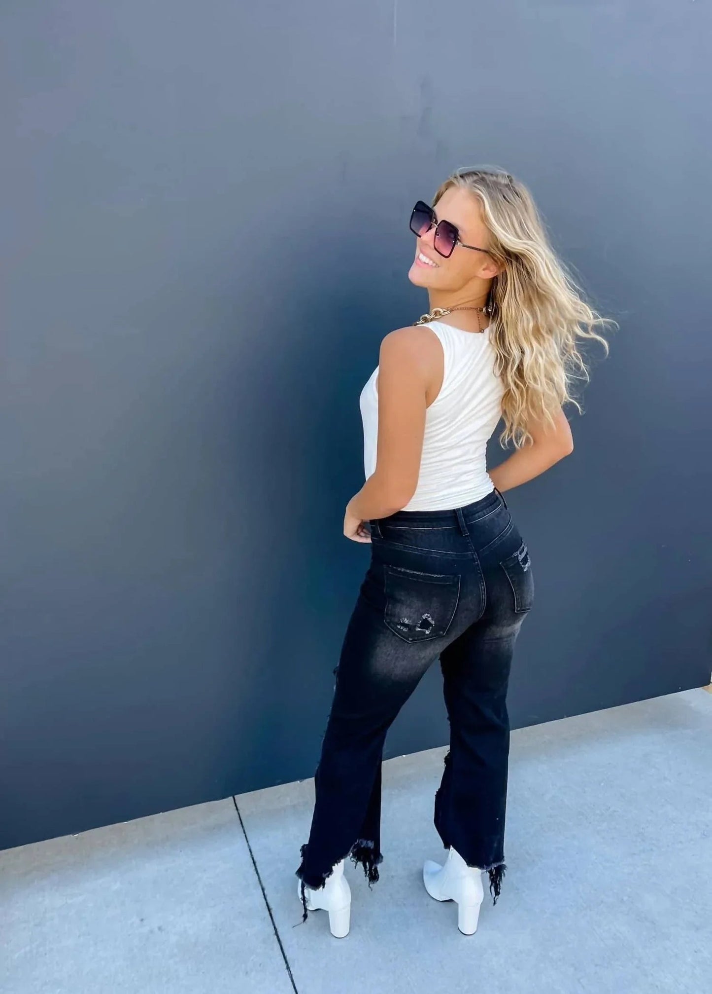 Urbane Jeans mit gekürztem Saum und Used-Look