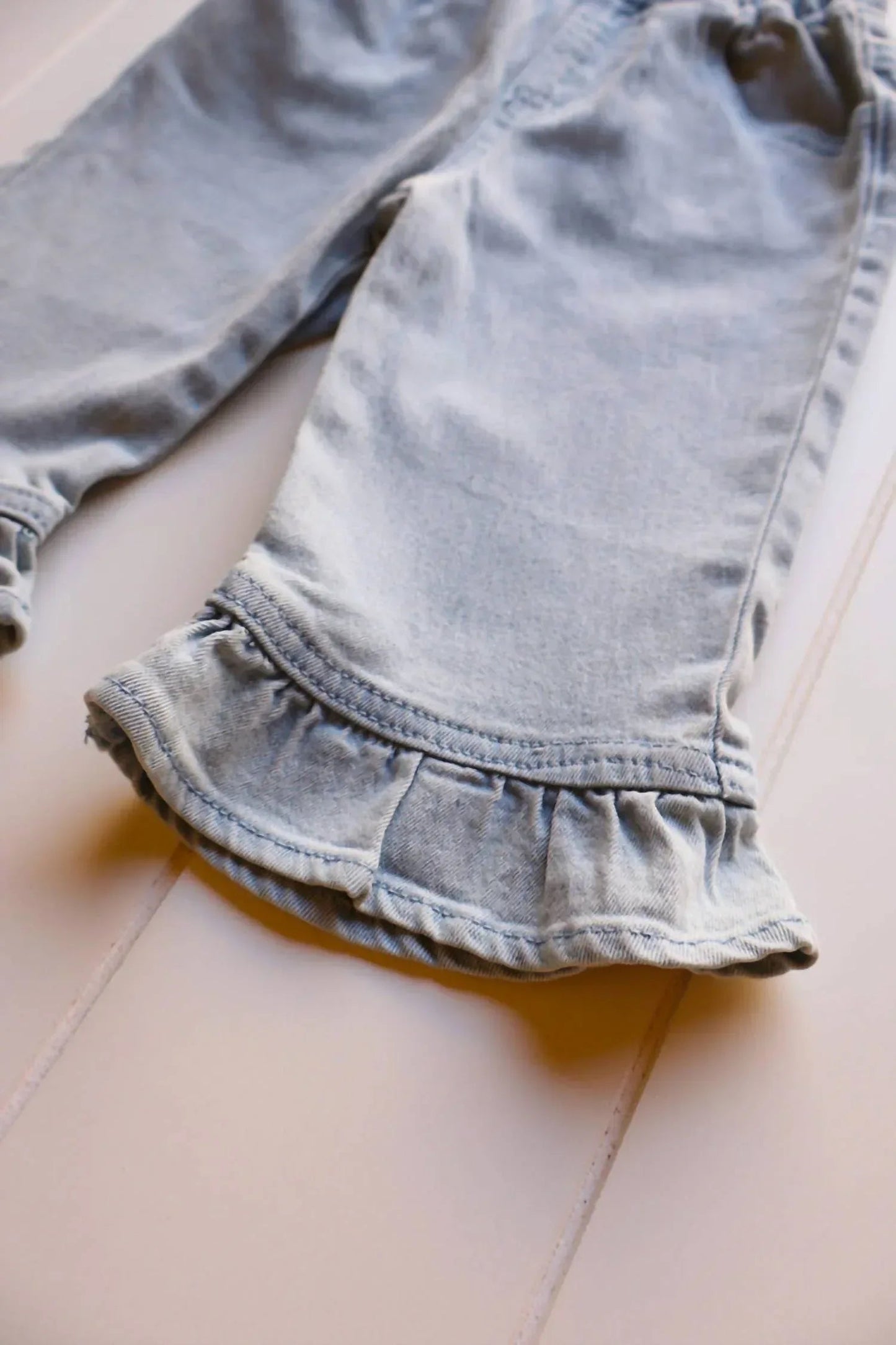 Mädchen Jeanshose mit Schlag und Rüschen