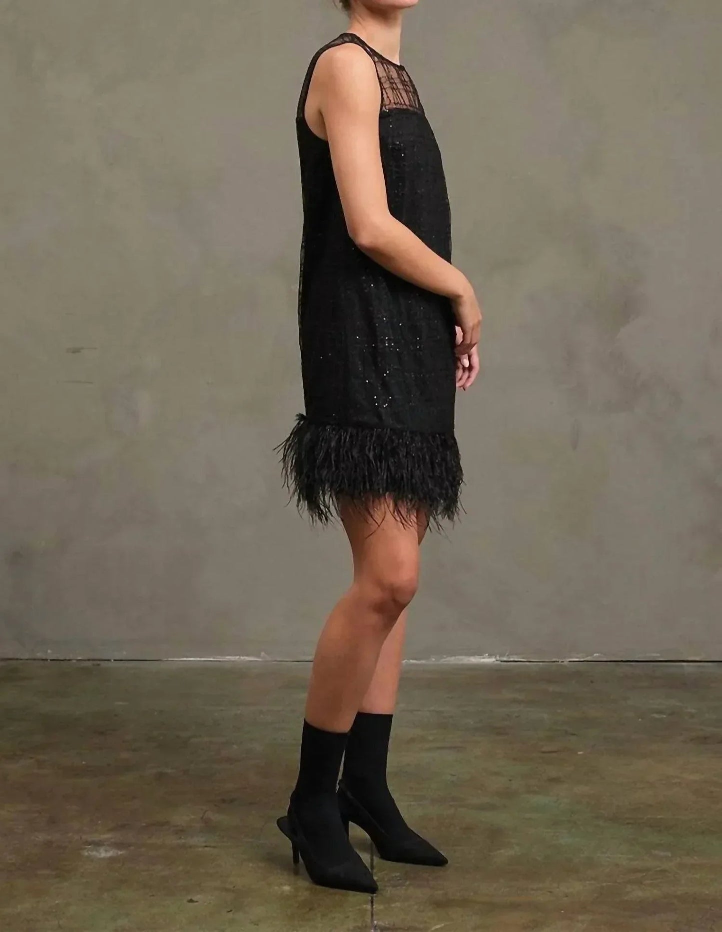 Damenkleid mit Federbesatz