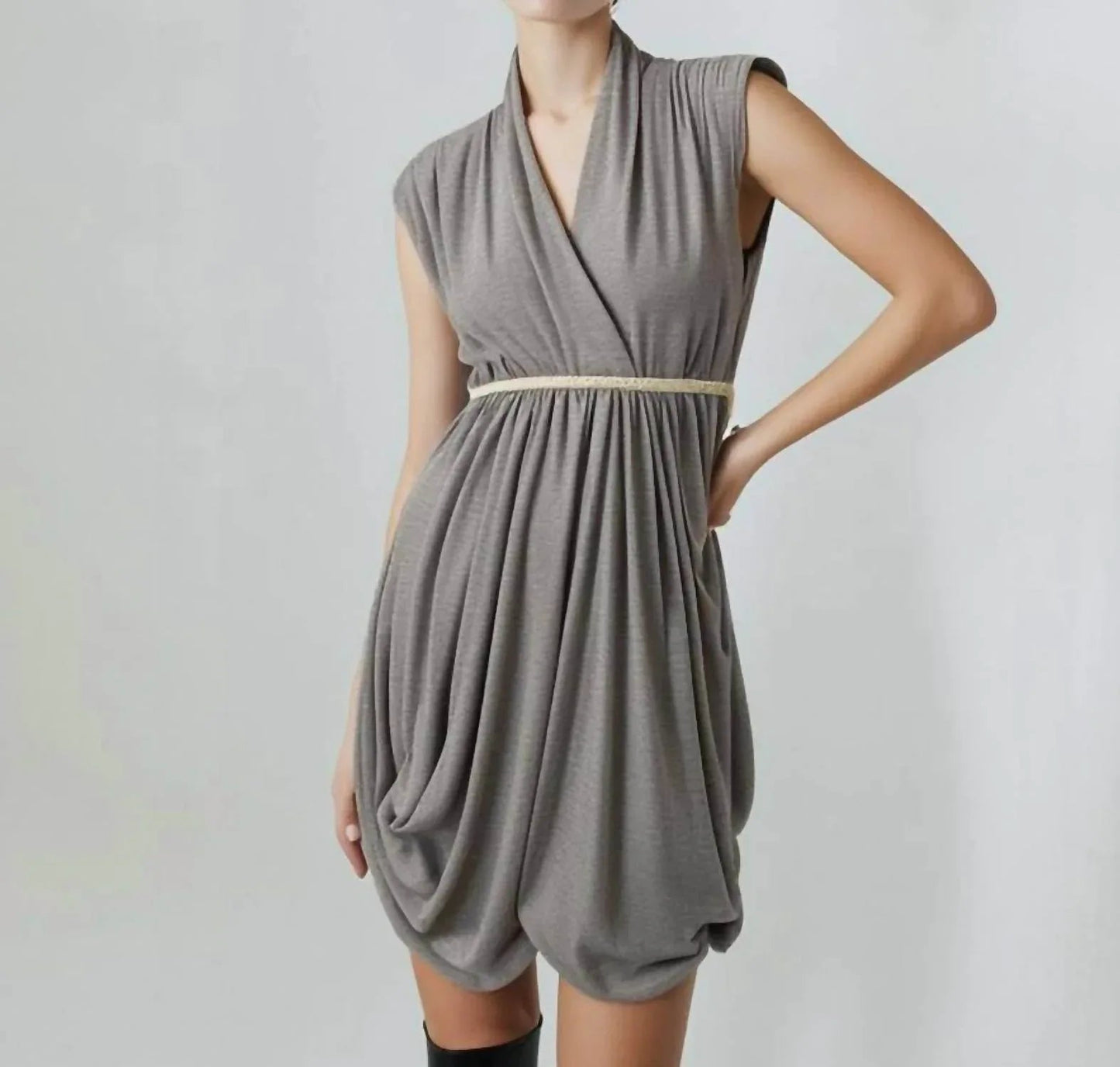 Göttin-Kleid mit Spitze an den Ärmeln und Taschen