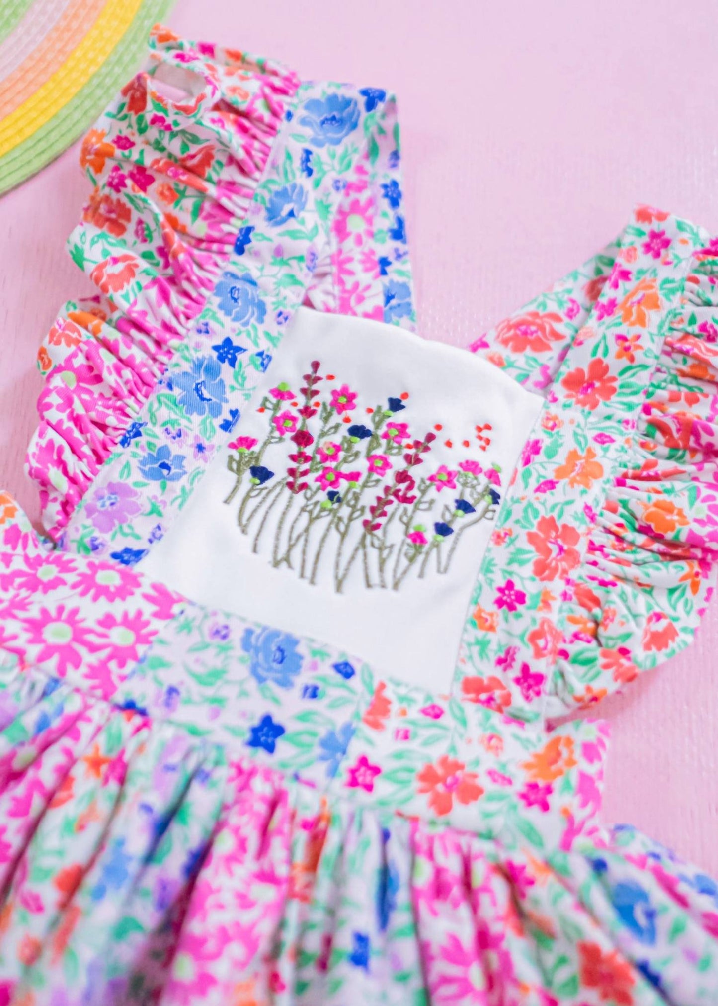 Geblümtes Garten-Patchwork besticktes Latzkleid für Mädchen