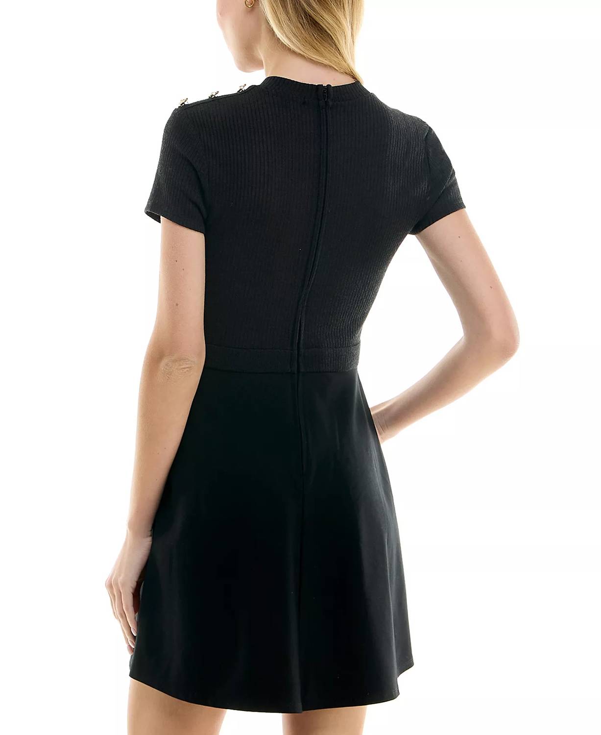 Kurzes Minikleid mit Knopfverzierung und kurzen Ärmeln