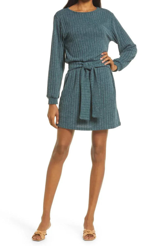 Kleid mit Bindedetail und langen Ärmeln