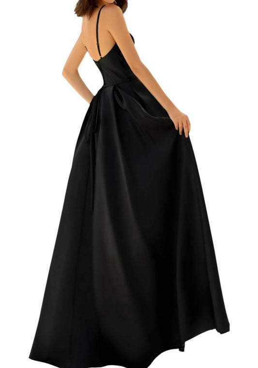 Maxikleid mit V-Ausschnitt und ausgestelltem Rock