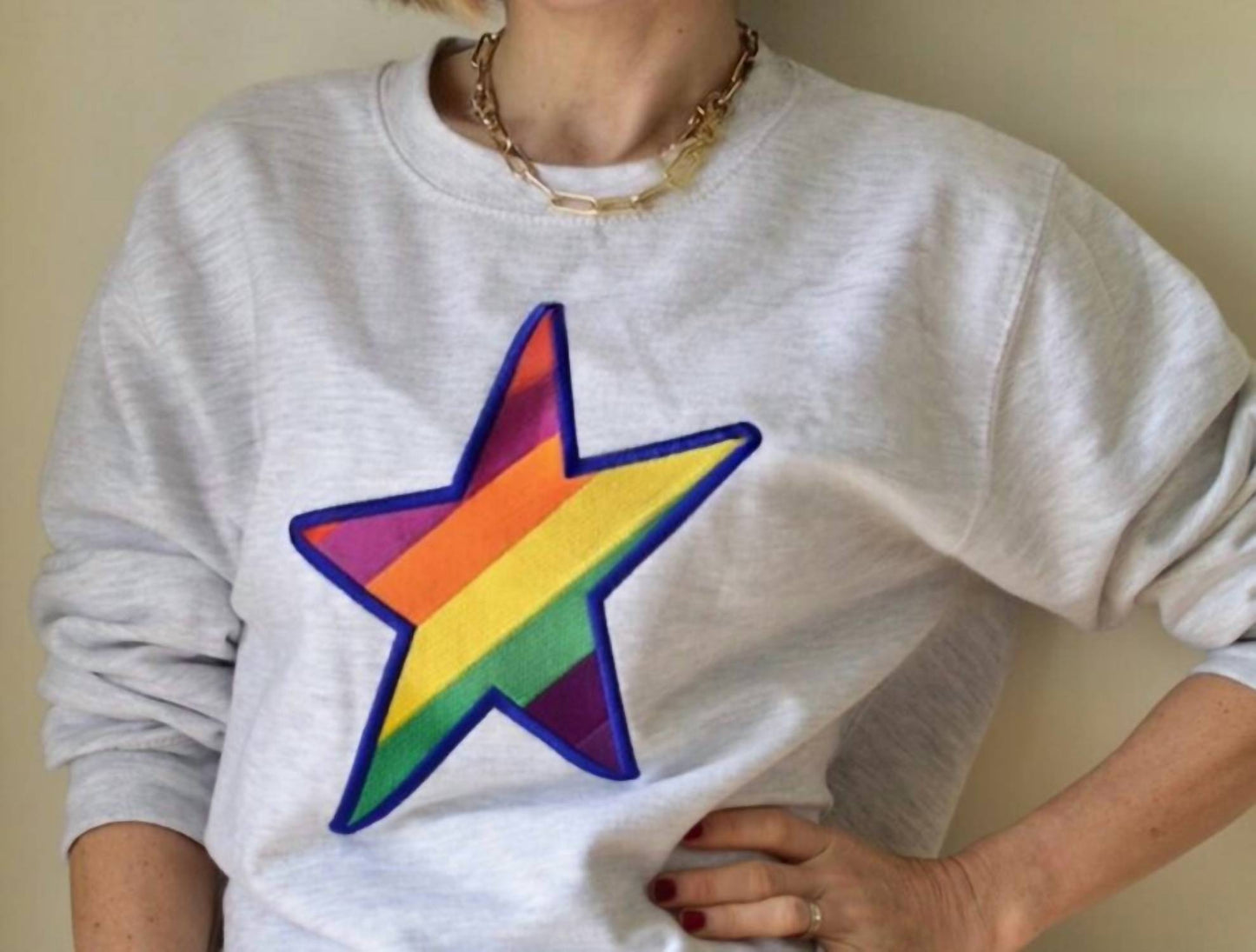 Besticktes Regenbogenstern-Sweatshirt