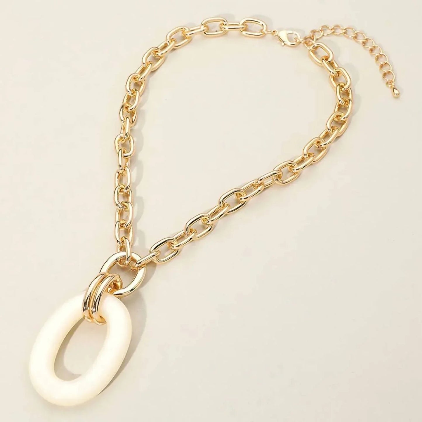 Damen-Halskette mit ovalem Ringanhänger aus Celeste-Zelluloid-Acetat