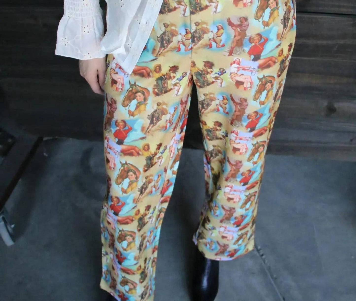 Kurze Hose mit Retro-Cowgirl-Print