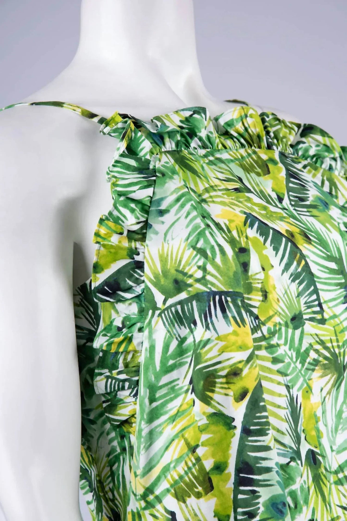 Ärmelloses Kleid mit Rüschenoberteil und Knielänge