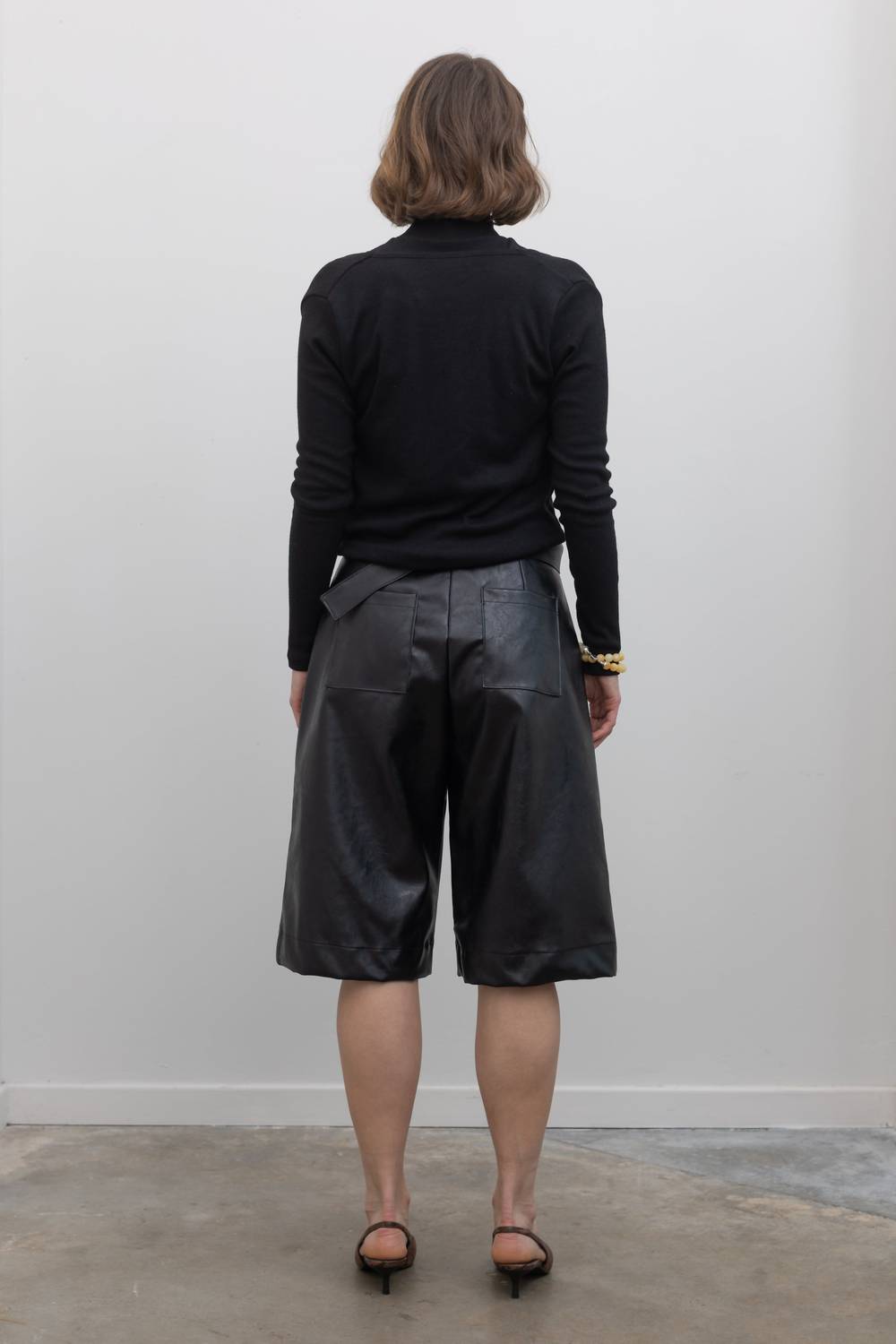 Vegane Bermuda-Shorts mit Gürtel