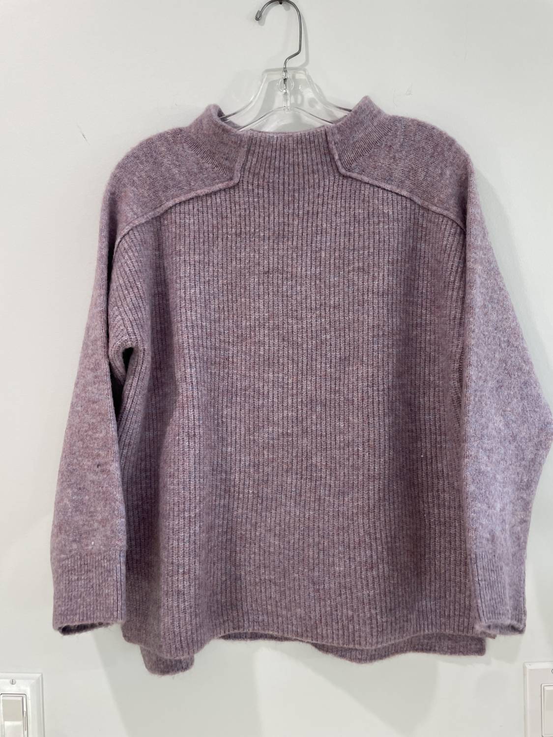 Damenpullover mit Trichterkragen