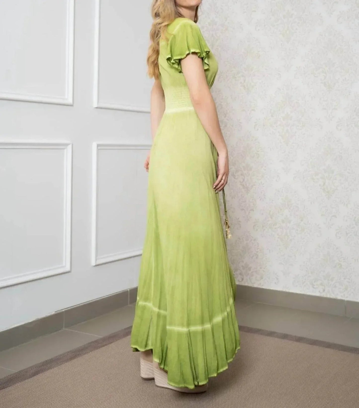 MAXIKLEID MIT SCHMETTERLINGSÄRMELN, MINERALEFFEKT UND HIGH-LOW-SAUM