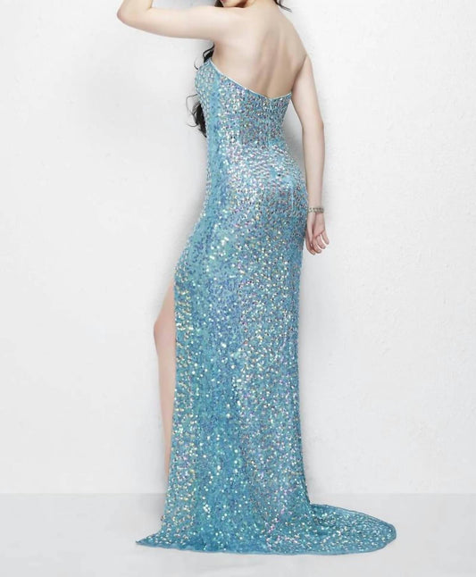 Trägerloses Abendkleid mit Schlitz