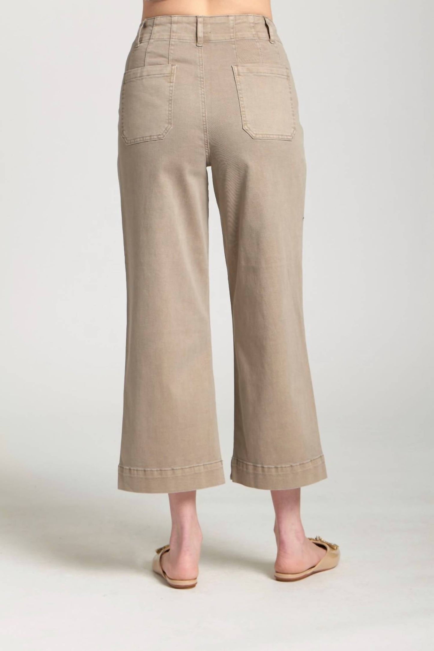 Verkürzte Hose mit weitem Bein und aufgesetzten Taschen
