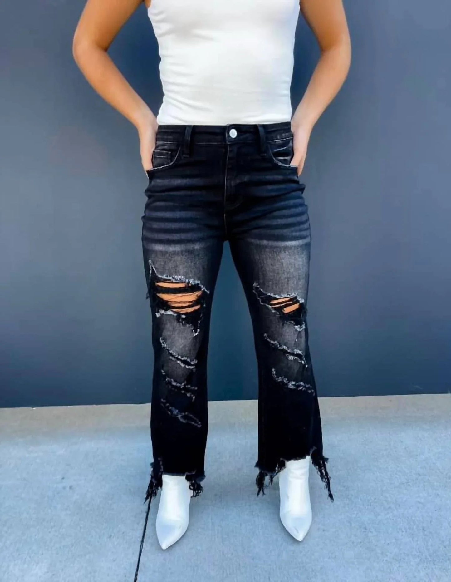 Urbane Jeans mit gekürztem Saum und Used-Look
