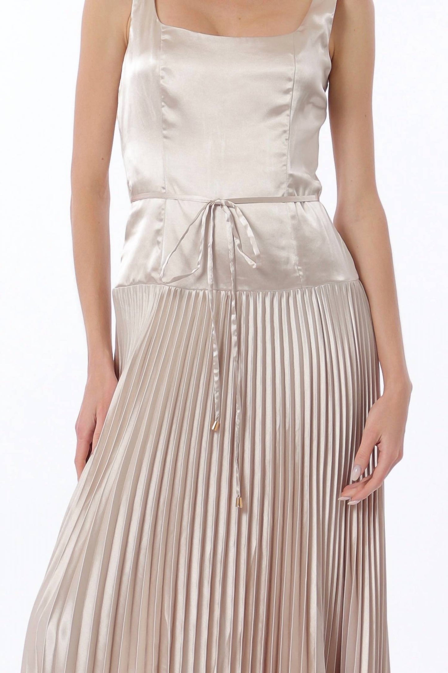 Ärmelloses Maxi-Kleid mit Bindebändern vorne und Falten an der Taille