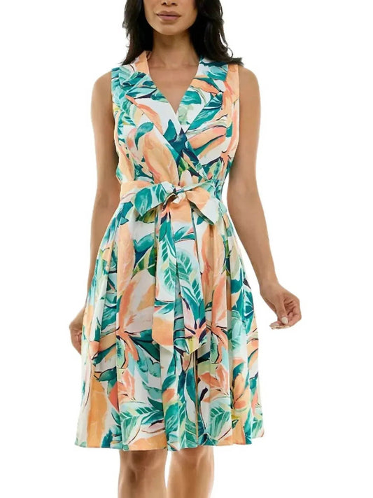 Geblümtes Kleid mit Kragen und Bindegürtel