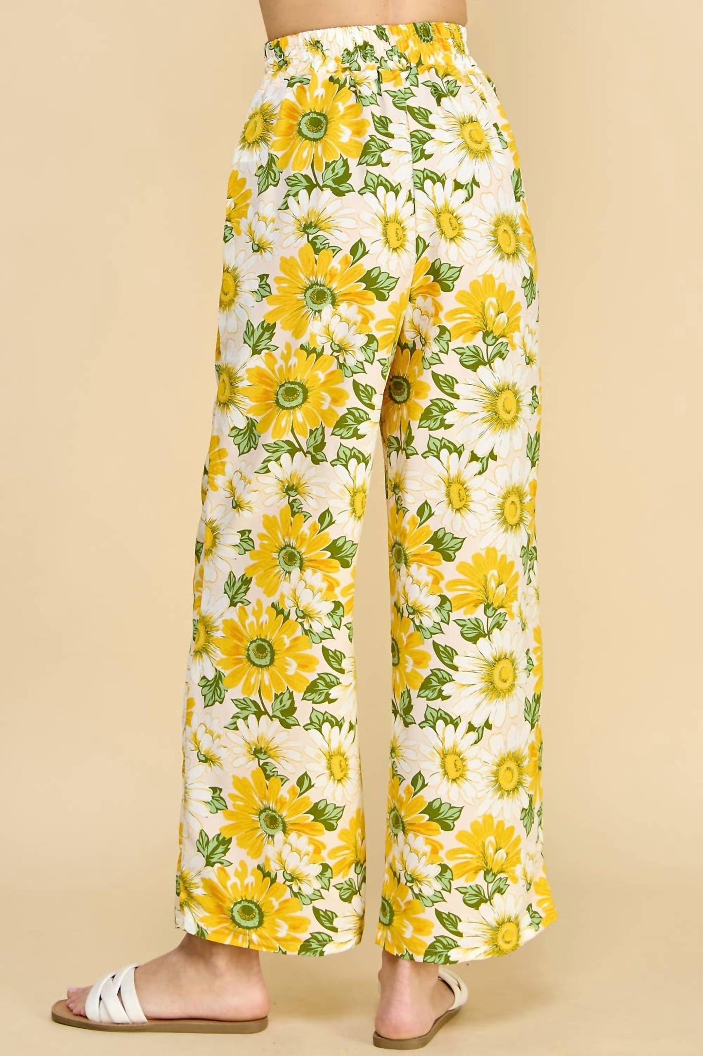 Hose mit Blumenmuster und Papiertütenbund