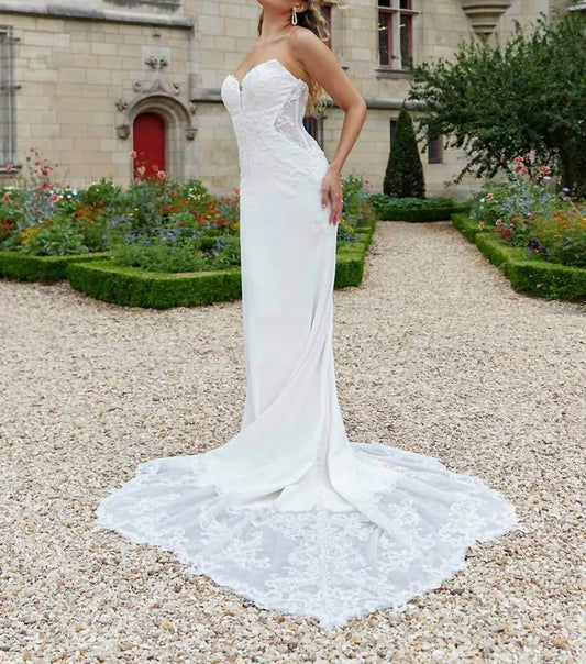 Elegantes Säulen-Brautkleid aus Spitze