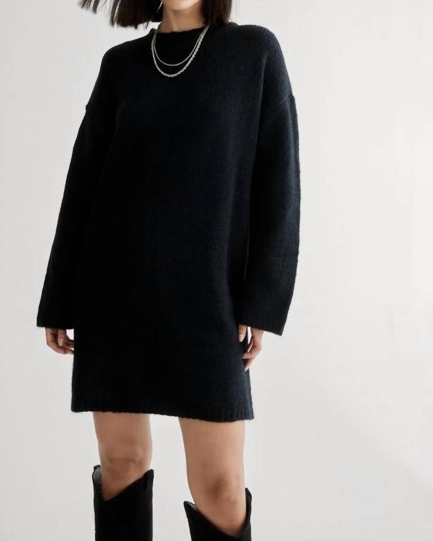Geripptes Strickkleid mit Rundhalsausschnitt