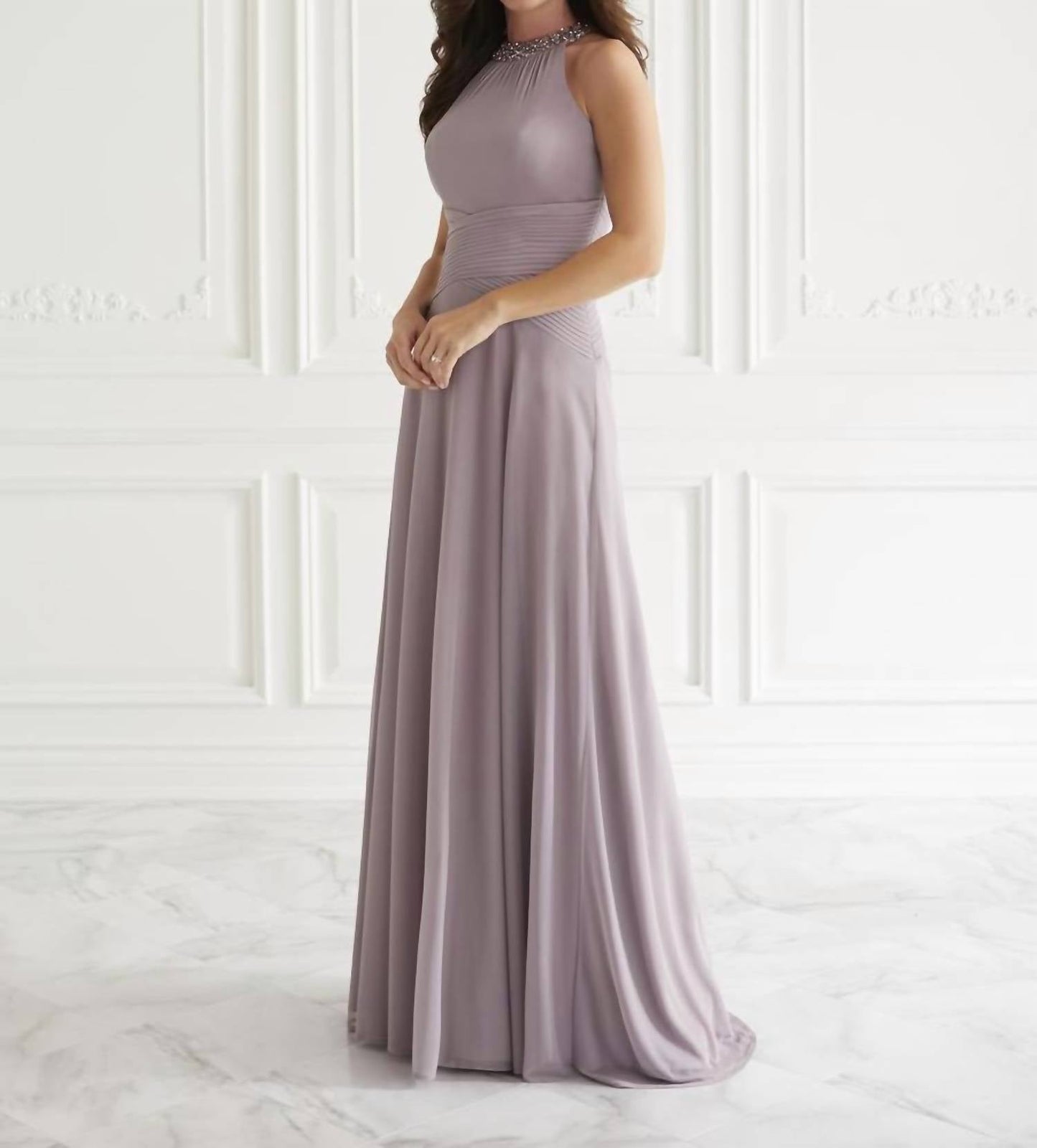 Kleid mit plissierter Taille und Perlenverzierung am Ausschnitt