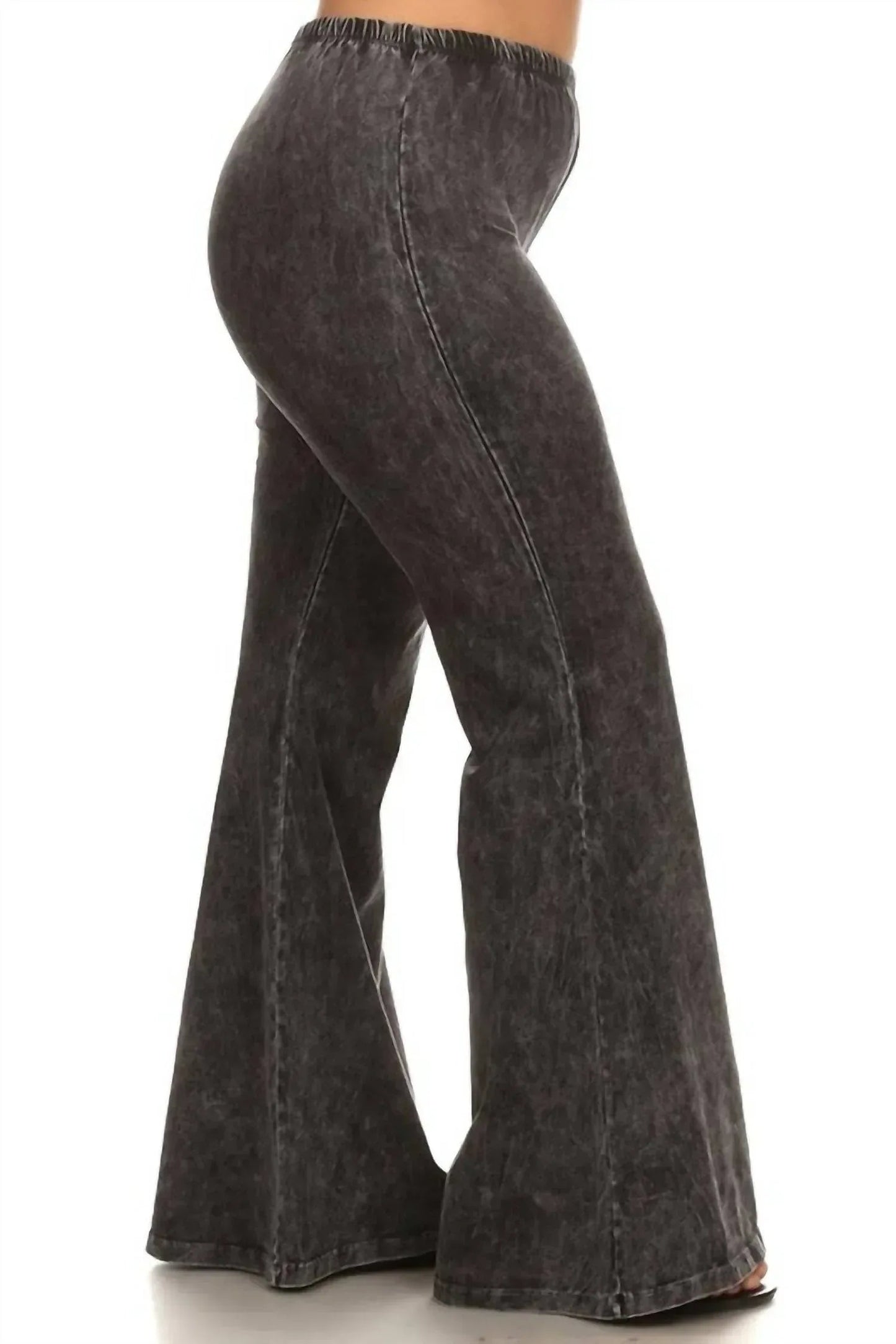 Hüfthose mit Mineral-Wash-Glockenfuß aus weichem Material