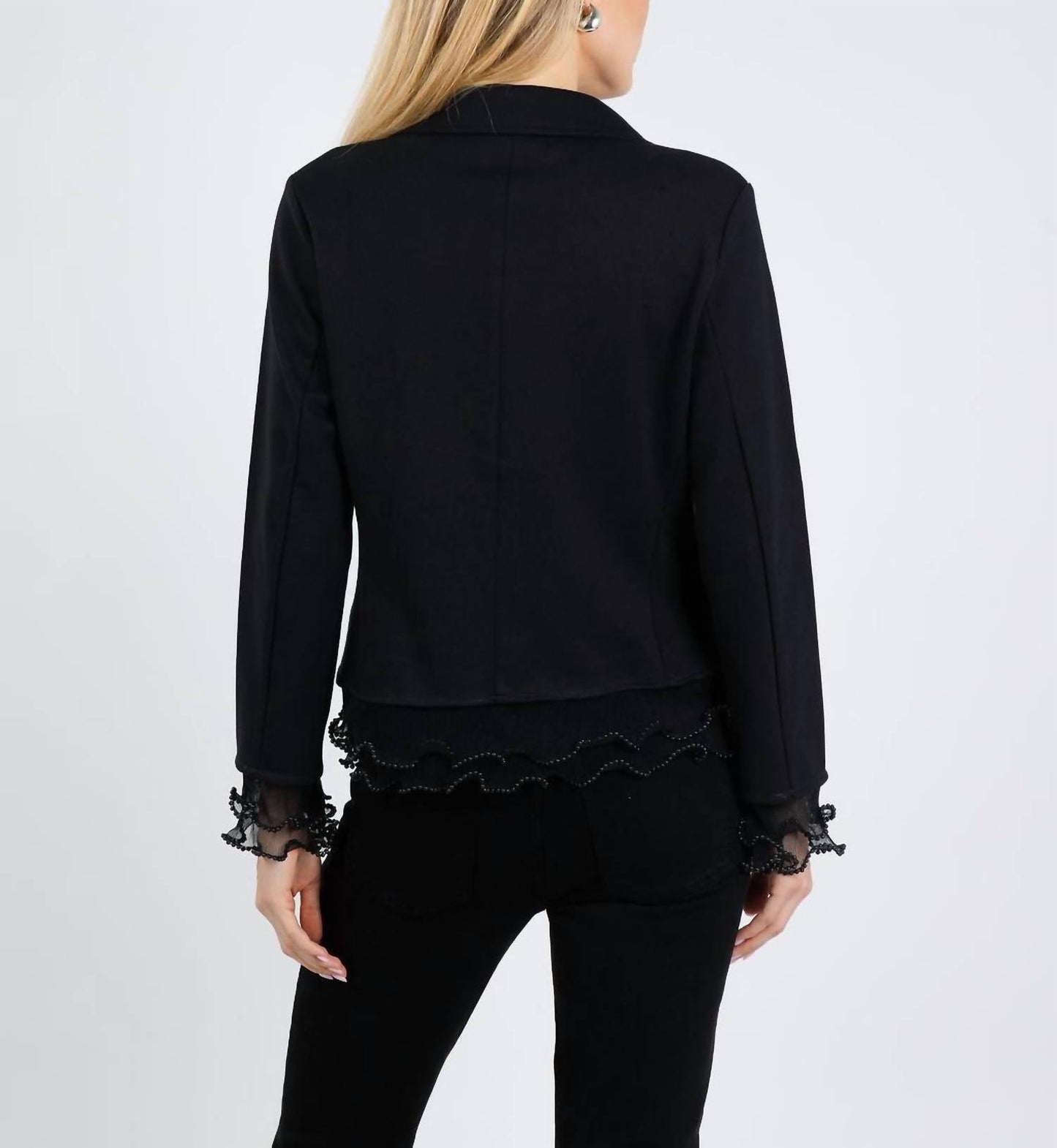 Kurze Jacke mit Perlen & Brosche