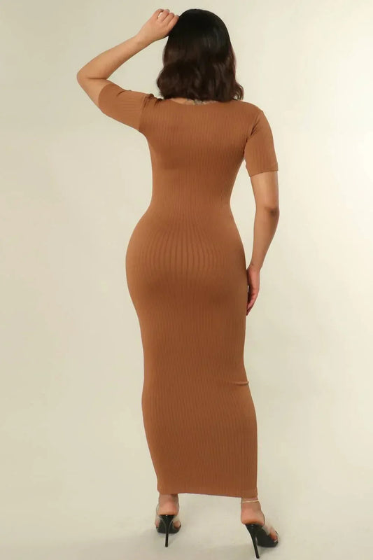 Geripptes figurbetontes Kleid mit V-Ausschnitt