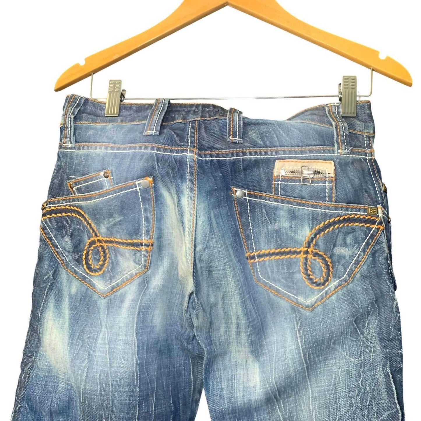 Authentische Damenjeans im 90er-Jahre-Look