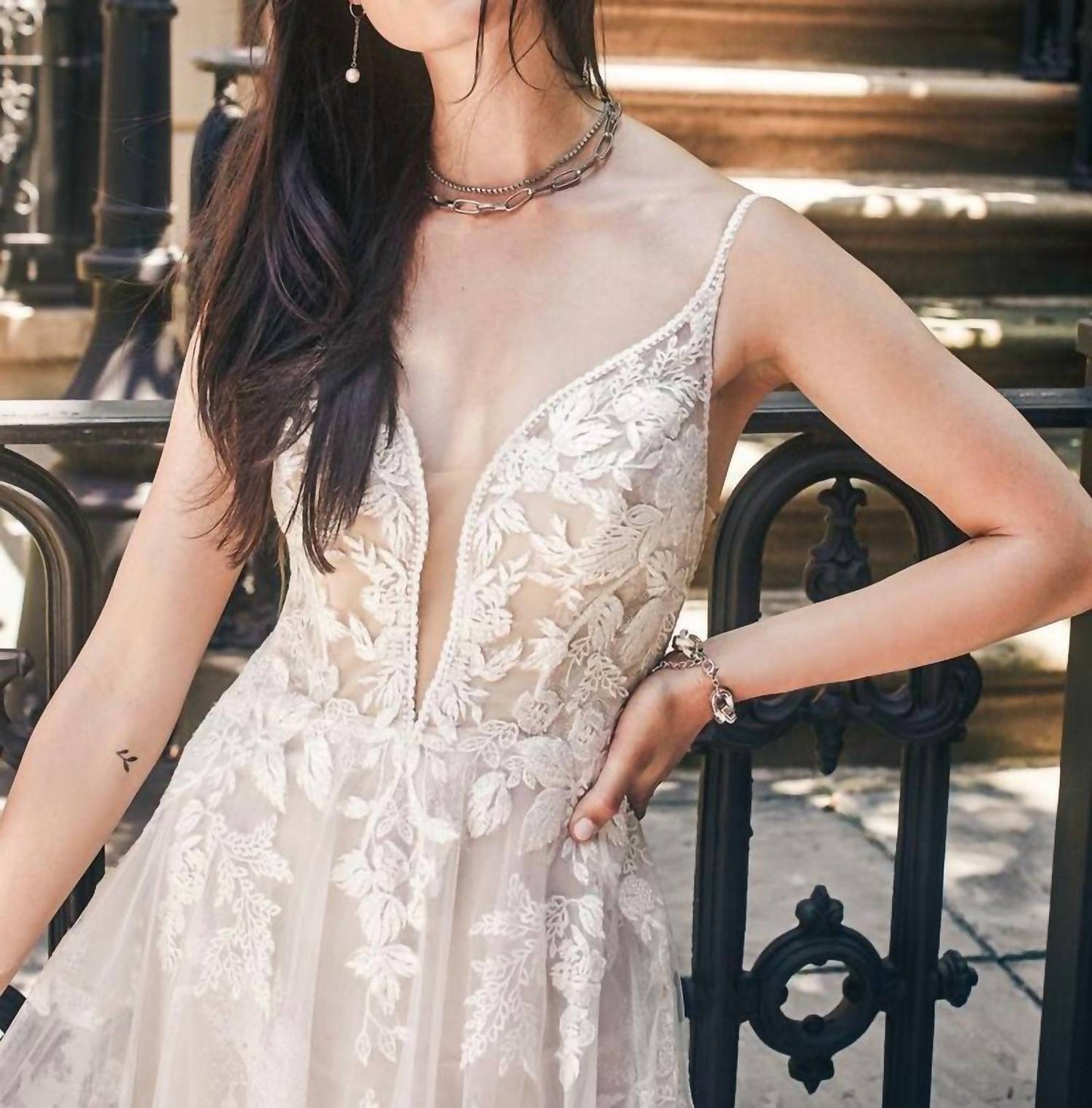 Hochzeitskleid mit tiefem V-Ausschnitt und A-Linie