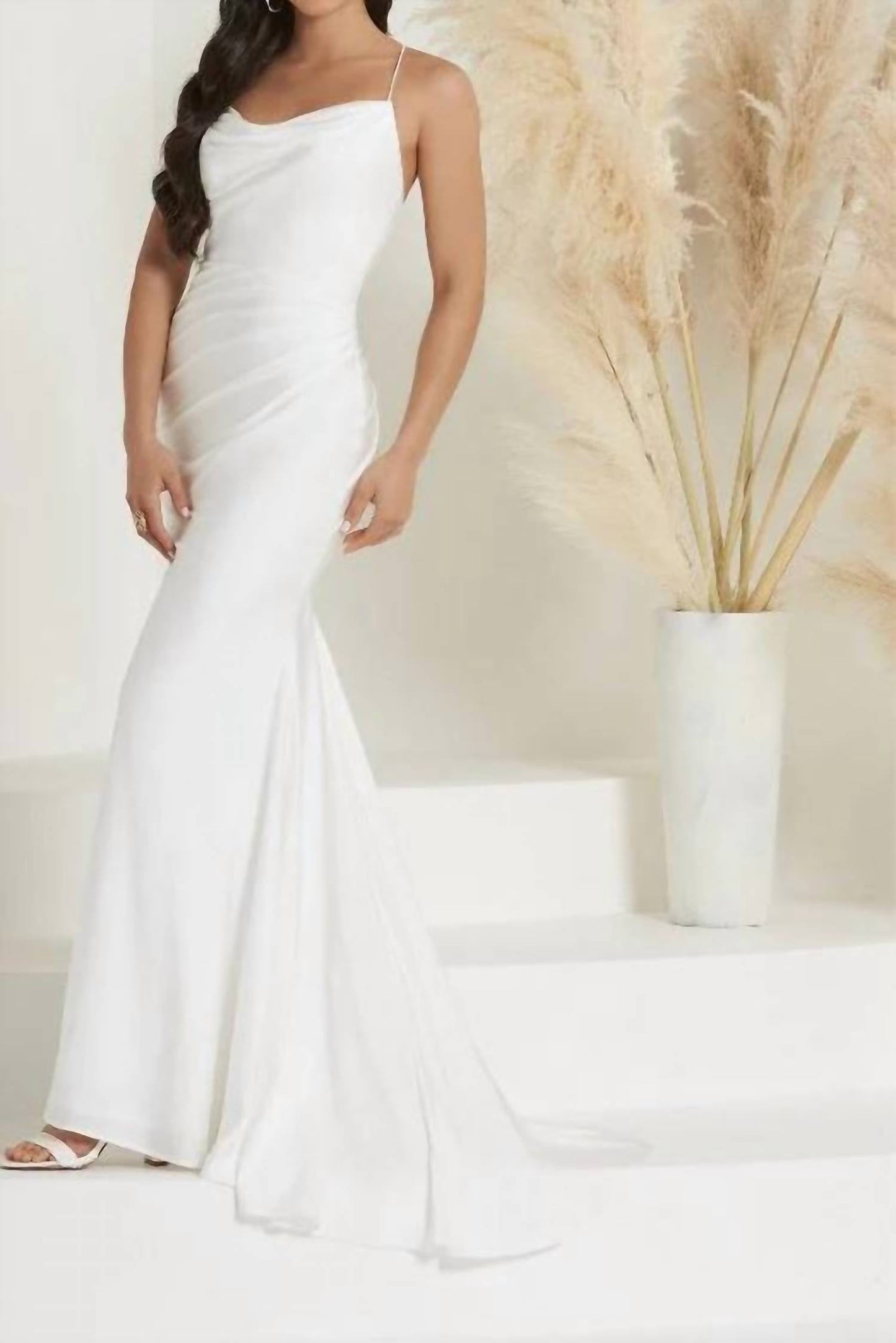 Rückenfreies, schmal geschnittenes, ausladendes Abendkleid