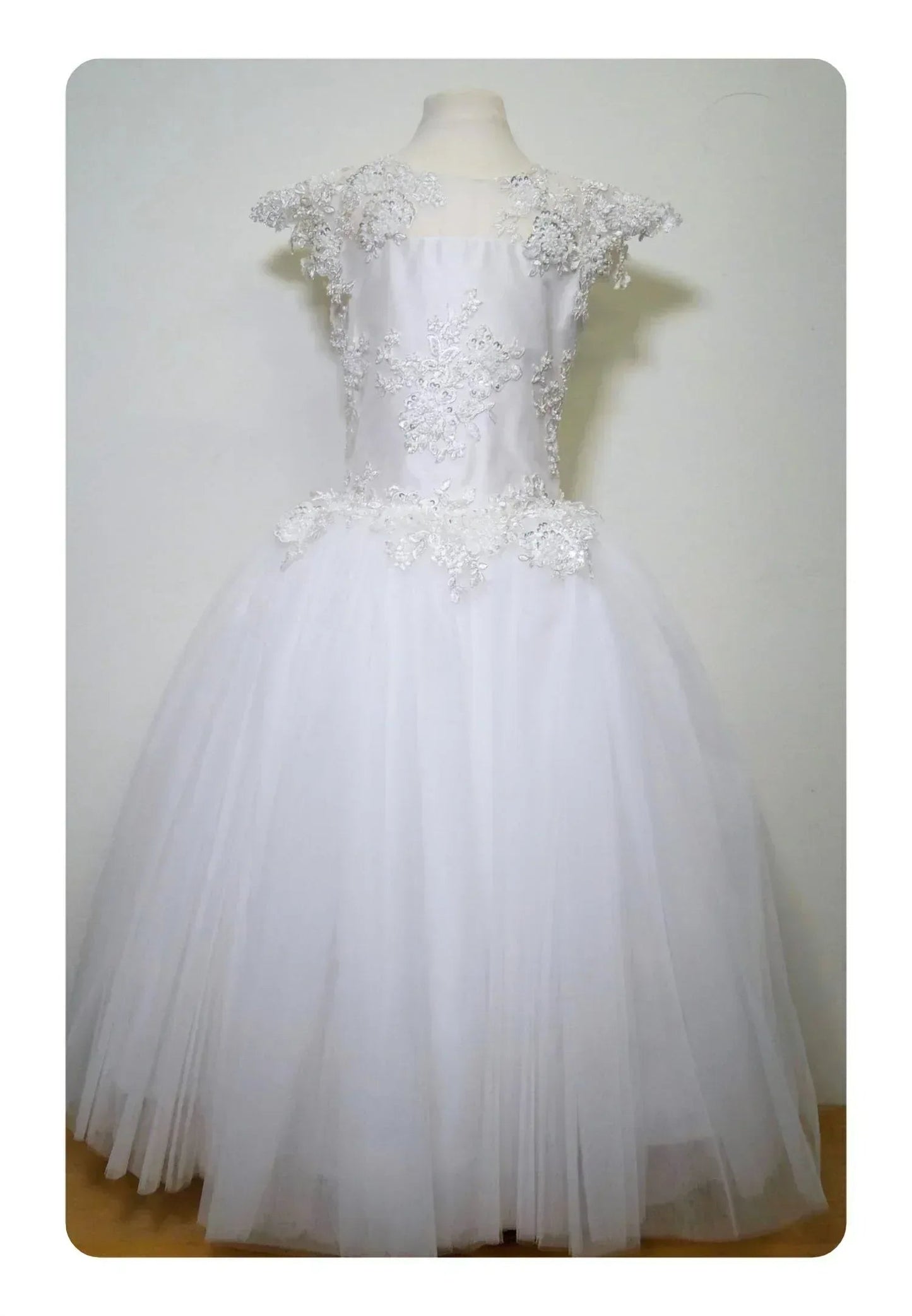 Mädchenkleid aus Seide mit Spitzenbesatz am Oberteil
