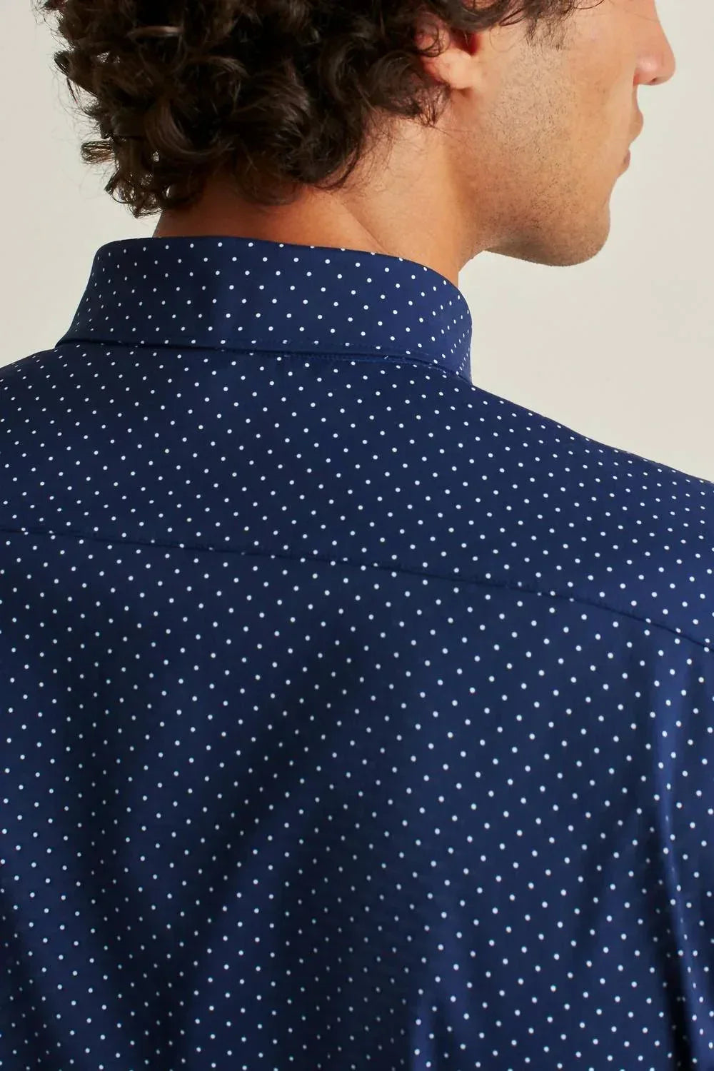 Herren Slim Fit Langarm-Hemd mit Tupfenmuster und Knopfleiste