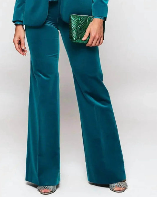 Samthose mit weitem Bein