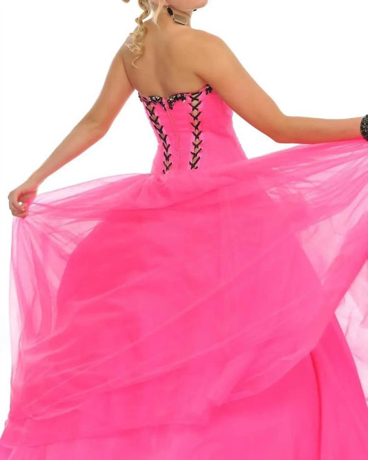 Trägerloses Korsett mit Schnürung am Rücken als Ballkleid
