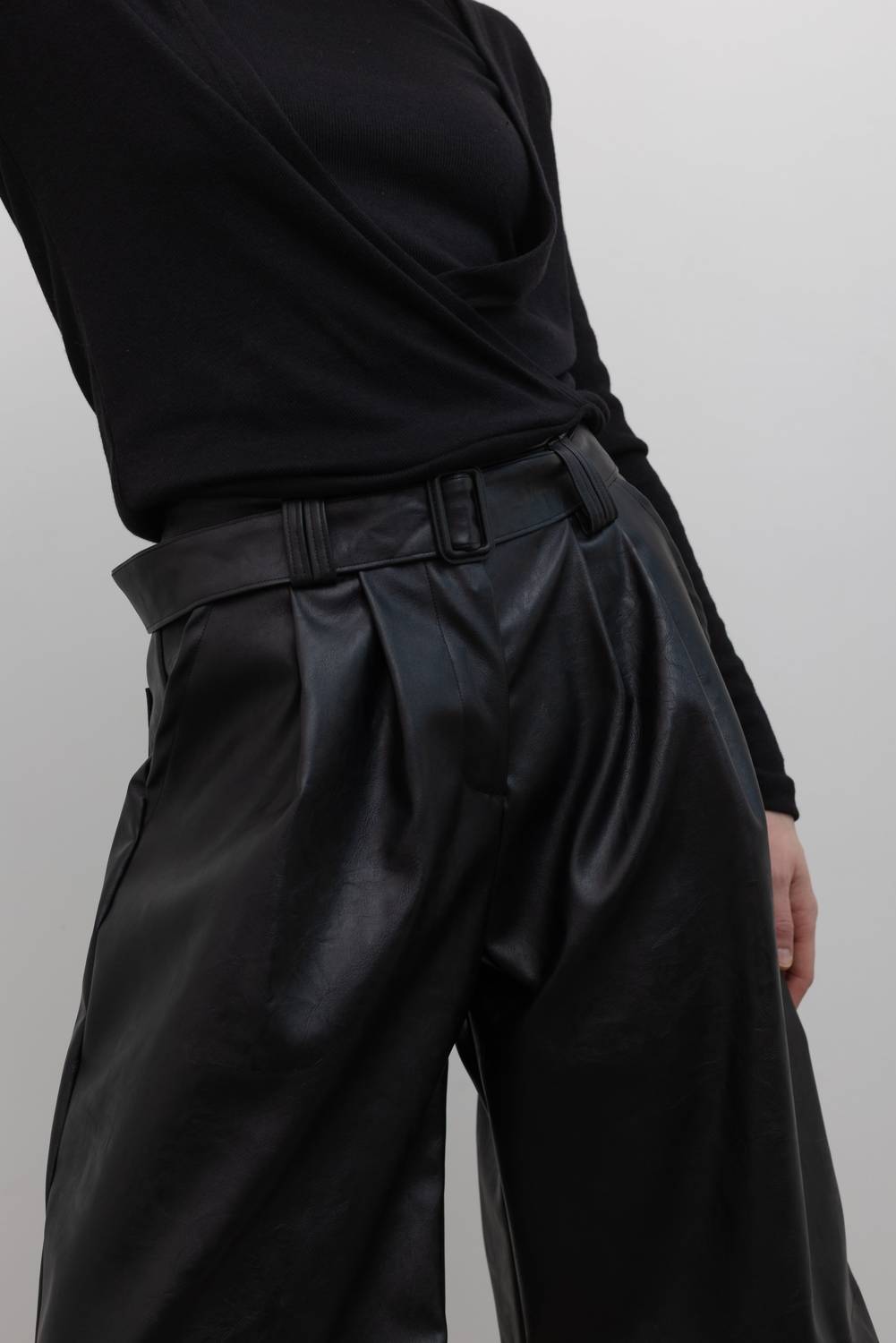 Vegane Bermuda-Shorts mit Gürtel