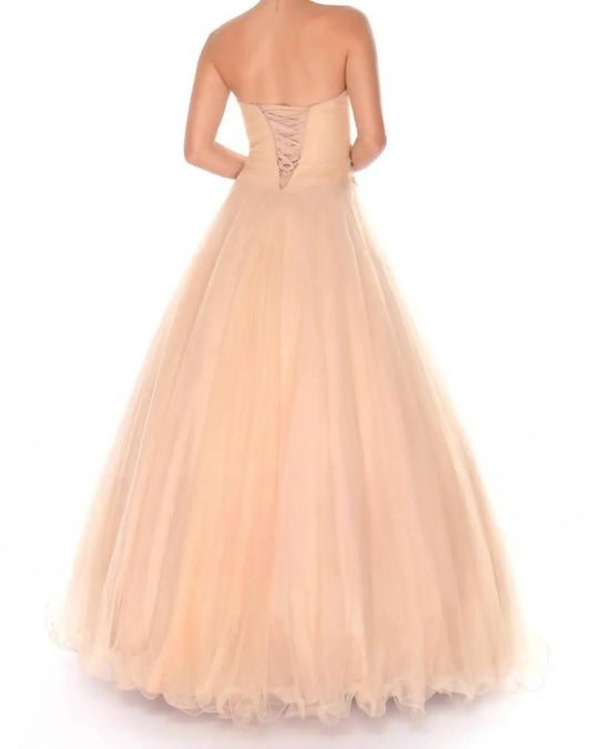 Trägerloses Ballkleid mit Herzausschnitt und Perlenverzierungen