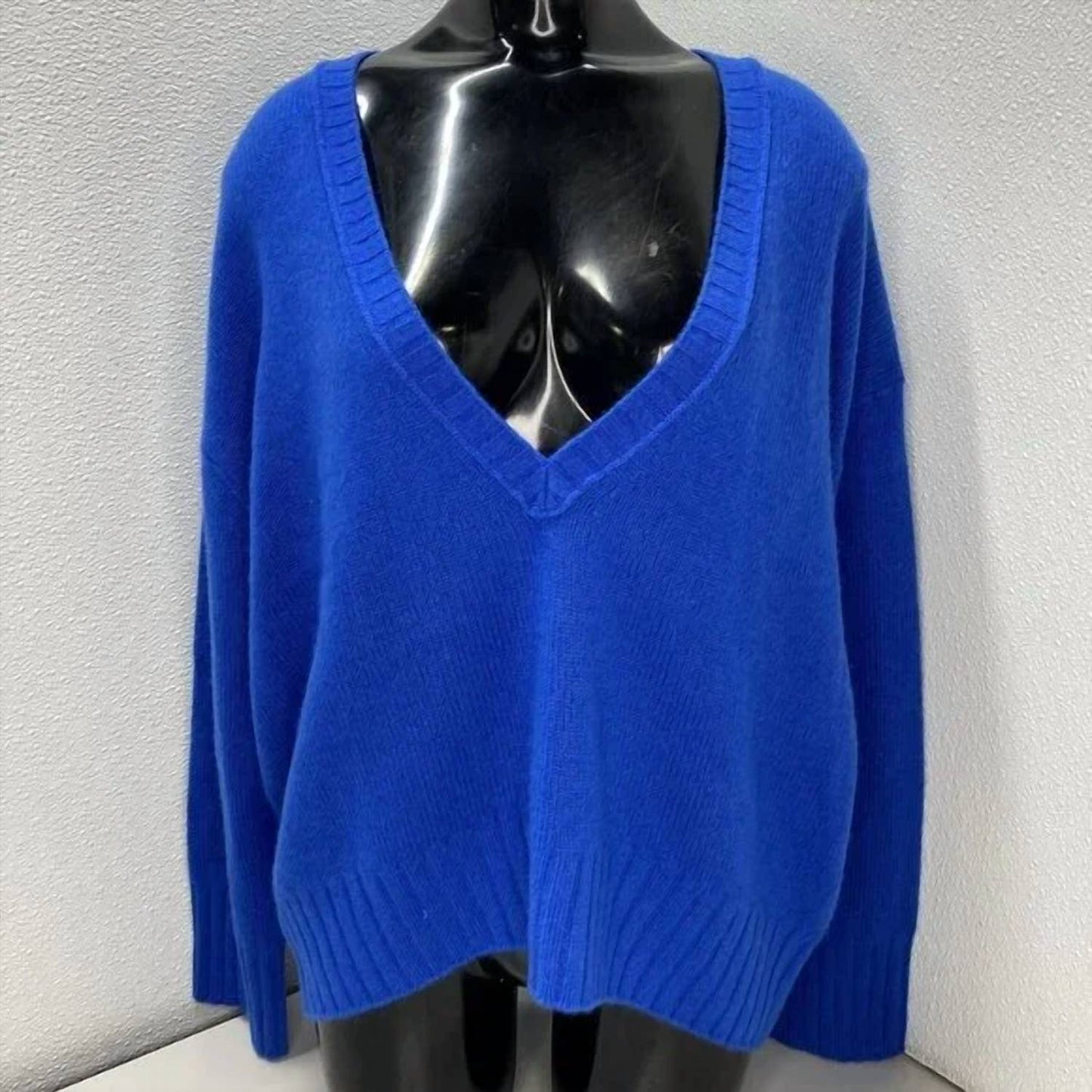 Lightweight Cashmere Low V-neck Sweater
