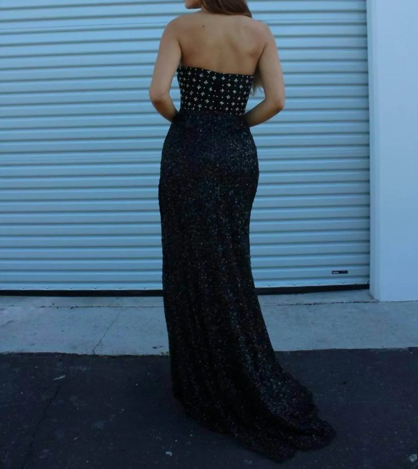Langes, figurbetontes, perlenbesetztes Ballkleid