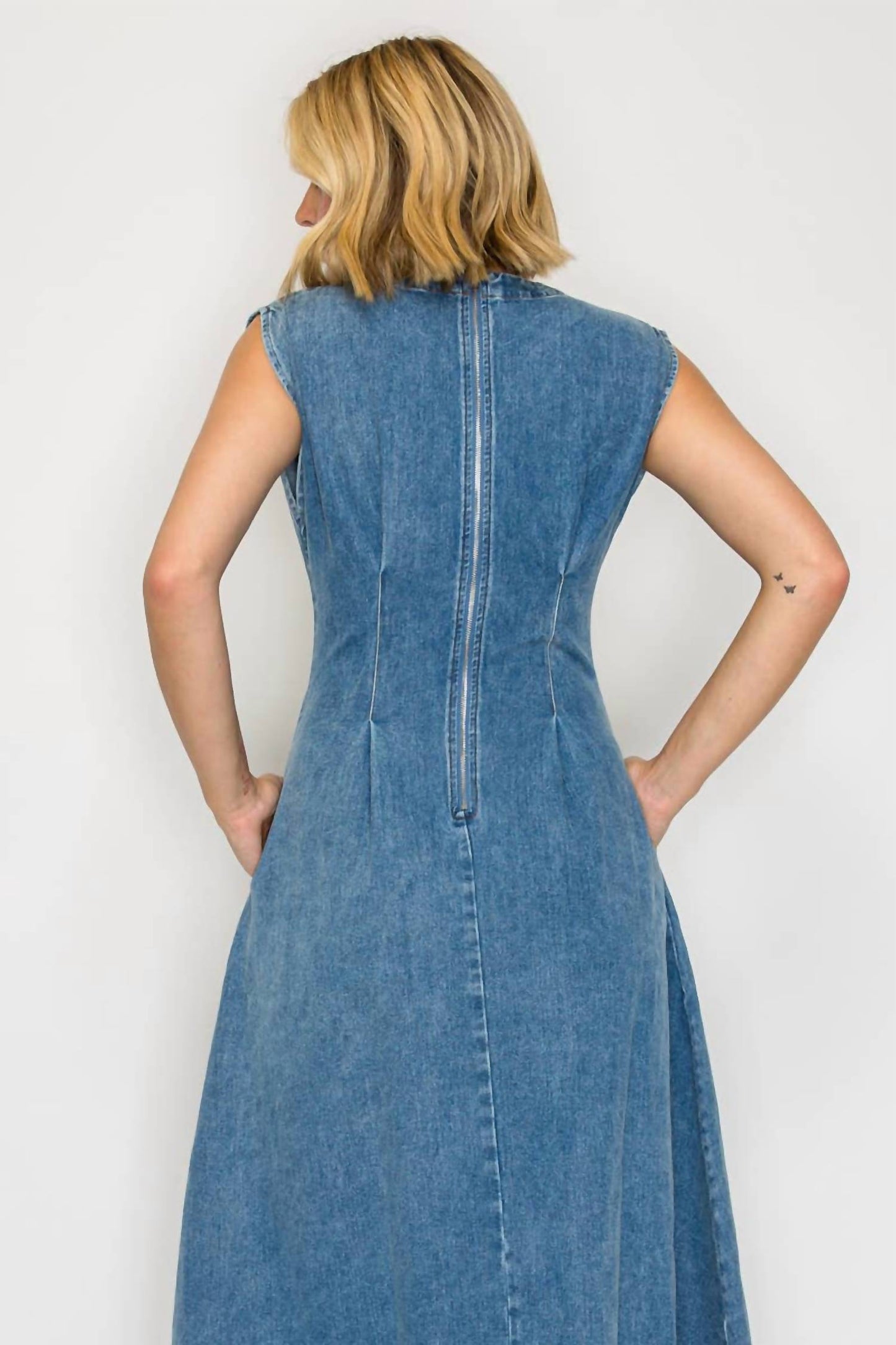 Zeitloses Hemdblusenkleid in Midilänge
