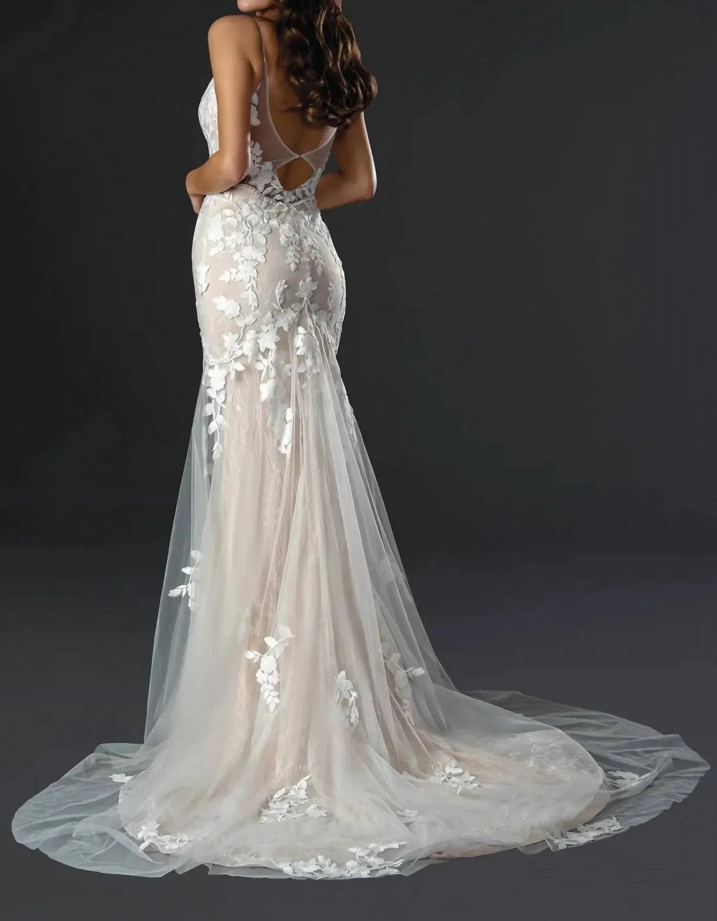 Romantisches Brautkleid aus Spitze mit Godetrock